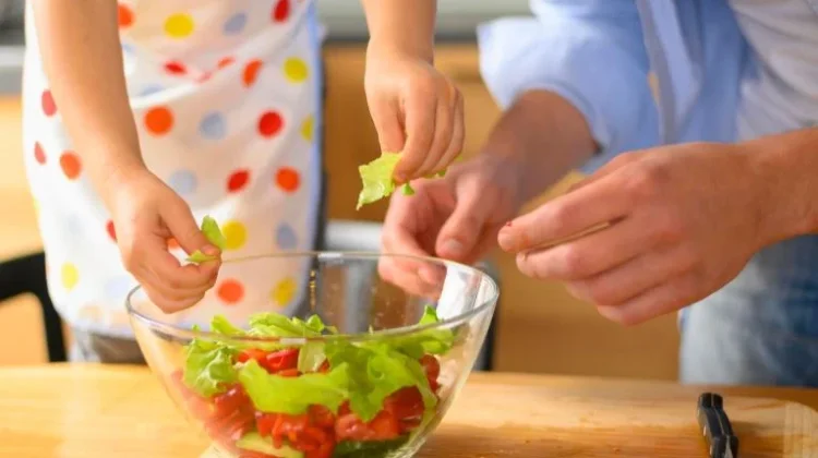 Cara Membiasakan Anak Suka Makan Sayur dan Buah
