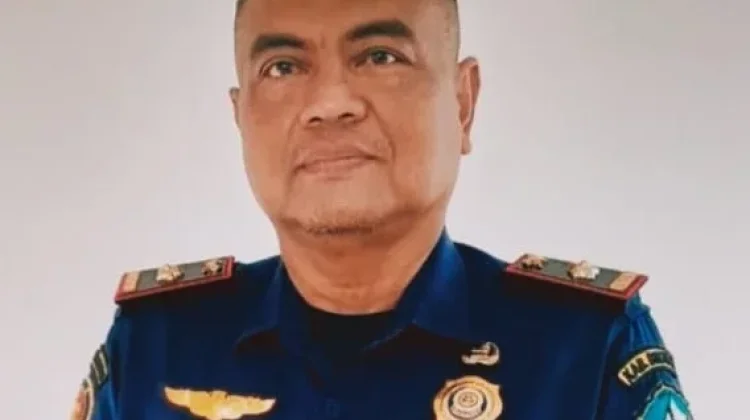 Damkar Tanjung Uban Distribusikan Air ke Masyarakat