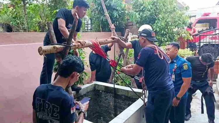 Respons Cepat Damkar Tanjungpinang, Evakuasi Warga Pingsan di dalam Sumur