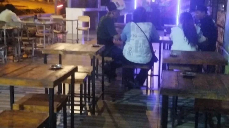 Karaoke di Kafe Jadi Pilihan Warga Hilangkan Stres