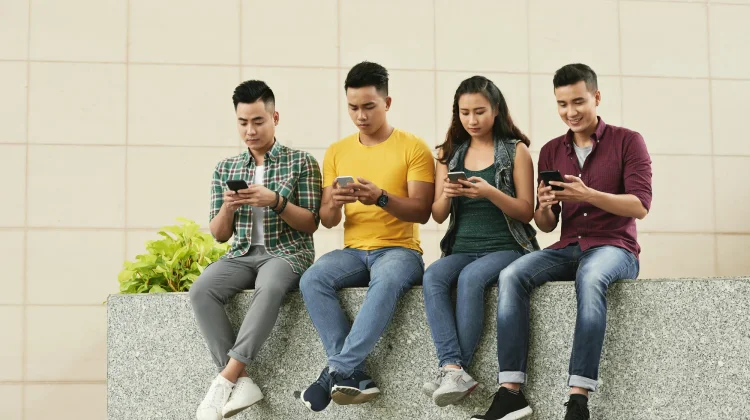 Media Sosial, Tempat Ramai yang Sepi