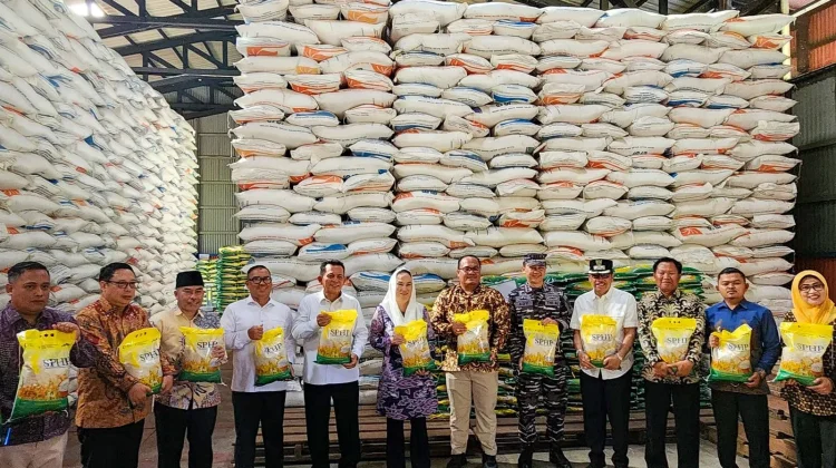 Ansar Salurkan Bangan Natuna Sambil Serukan Gerakan Hemat Pangan