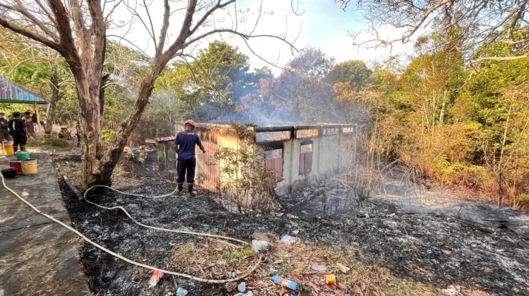 Gudang Sekolah Ludes, Damkar Berpacu Lawan Api