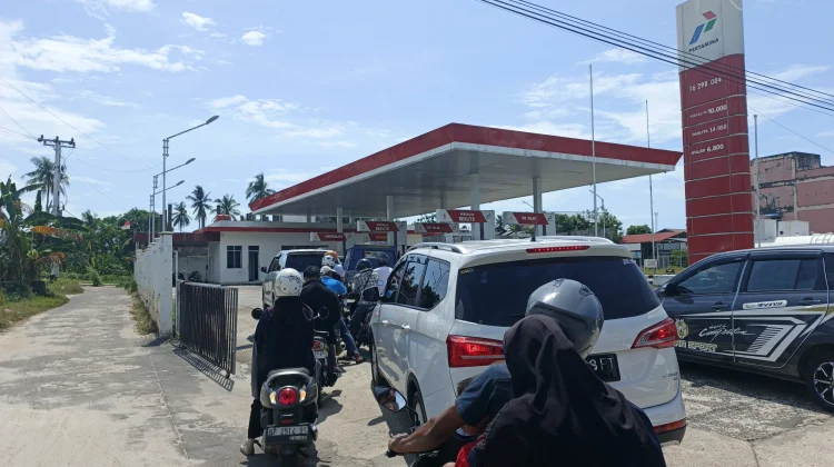 SPBU Dibuka, Antrean Mengular Warga Tetap Sabar
