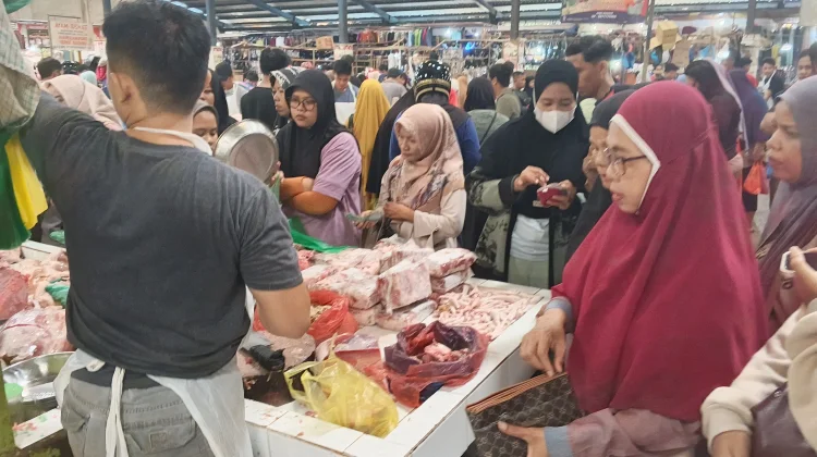 Harga Daging Beku Capai Rp135 Ribu, Warga Mulai Pilih Daging Segar
