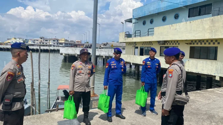 Polairud Tanjungpinang Bagikan Bantuan Sosial kepada Warga Pesisir