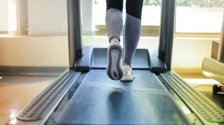 Lari Treadmill atau Outdoor Mana Lebih Baik