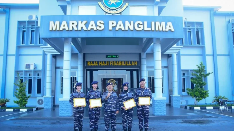 Atlet Karate Koarmada I Terima Penghargaan Dari Pangkoarmada I