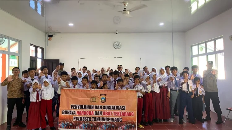 Sat Binmas Beri Penyuluhan Kamtibmas dan Bahaya Narkoba di Sekolah Rakyat