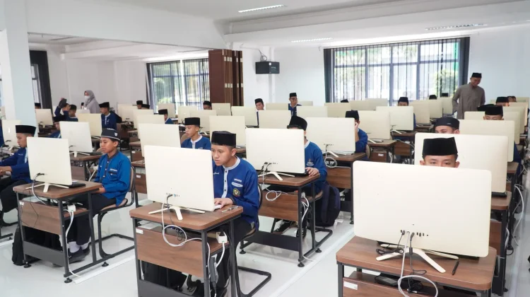 Sebanyak 74 Santri Pondok Pesantren Darussilmi Bintan Ikuti TKA di Lab BPMP Kepri
