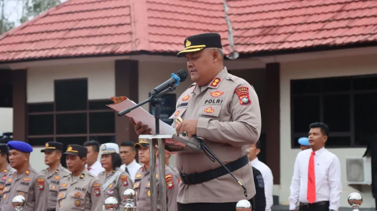 Diguyur Hujan, Upacara Polres Lingga Tetap Tegak