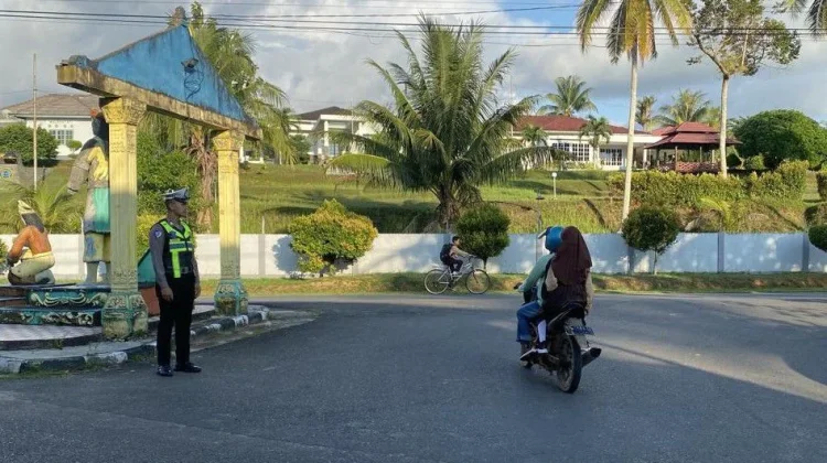 Pagi Sibuk, Polisi Turun Tangan Atur Lalu Lintas