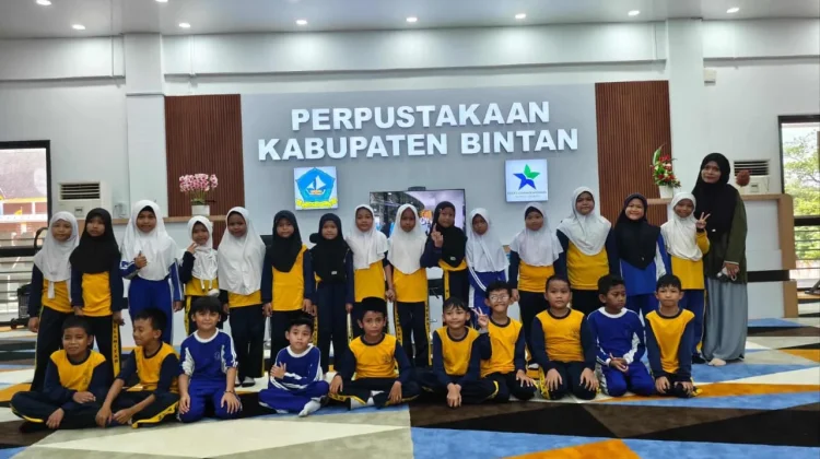 Siswa MIS Islamiyah Kijang Kunjungi Perpustakaan Daerah, Tingkatkan Minat Baca
