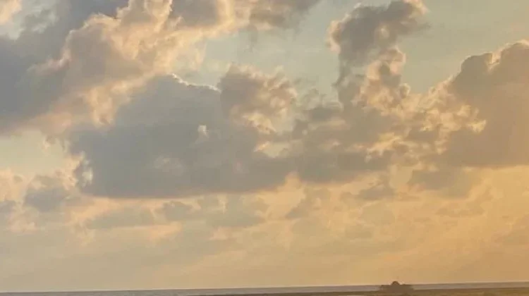 Waspada Siang Hari Berpotensi Hujan Petir di Pulau Bintan