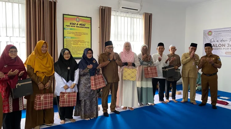 PGRI Tanjungpinang Lepas 8 Anggota Guru Berangkat Ibadah ke Tanah Suci