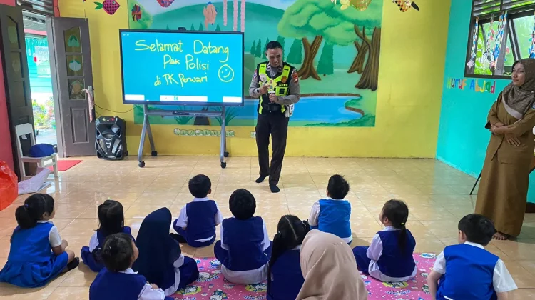 Polisi Lingga Edukasi Anak Tertib Berlalu Lintas