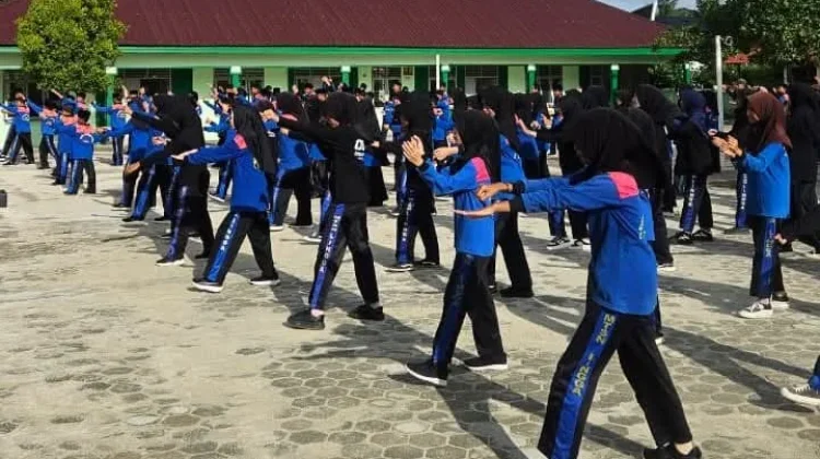 MTsN Lingga Gelar Senam Massal, Siswa Makin Kompak
