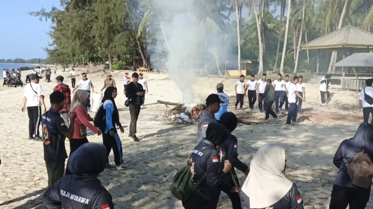 Kajari Lingga Pimpin Gotong Royong Bersihkan Pantai