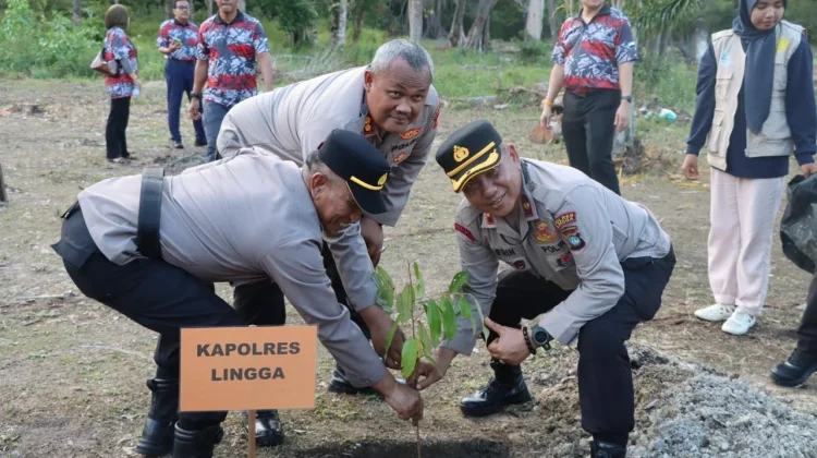 Kapolres Lingga Tanam Pohon Pererat Persahabatan Pahang