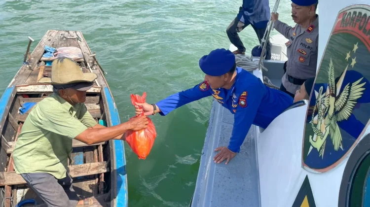 Polairud Tanjungpinang Bagikan Tiga Puluh Paket Sembako Warga