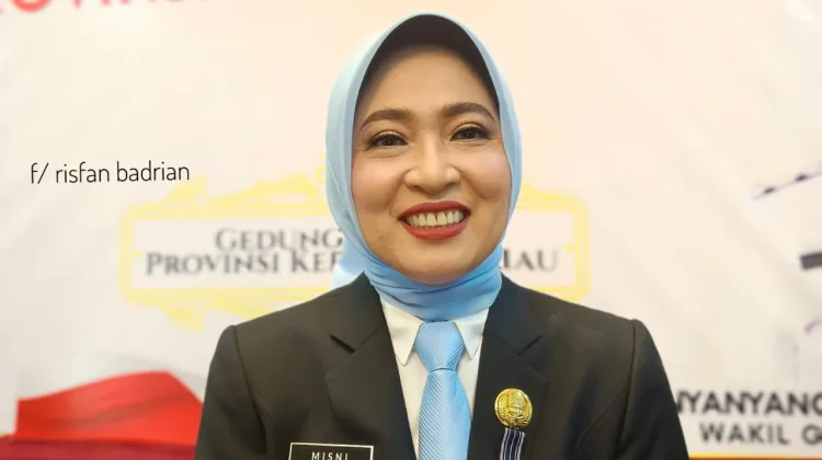 Misni Ukir Sejarah: Srikandi Pertama Sekda Kepri Definitif