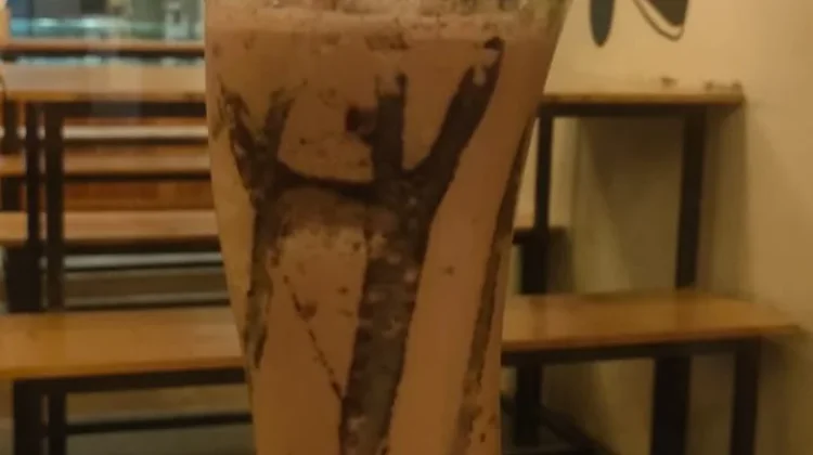 Coklat Milkshake Float Jadi Minuman Favorit Lintas Generasi di Tanjungpinang