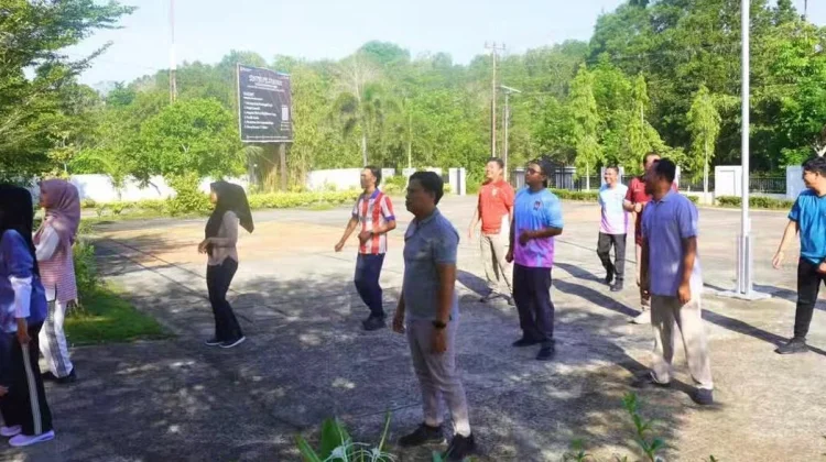 KPU Bintan Gelar Senam Pagi dan Gotong Royong Bersama