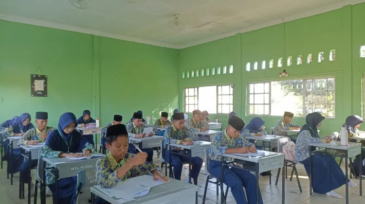 Gelar Ujian Madrasah, 52 Siswa Kelas 9 MTs Aqidatunnajin Ikuti Ujian Akhir