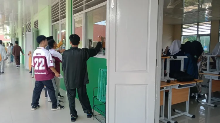 Warga MAN Tanjungpinang Bersatu dalam Gotong Royong