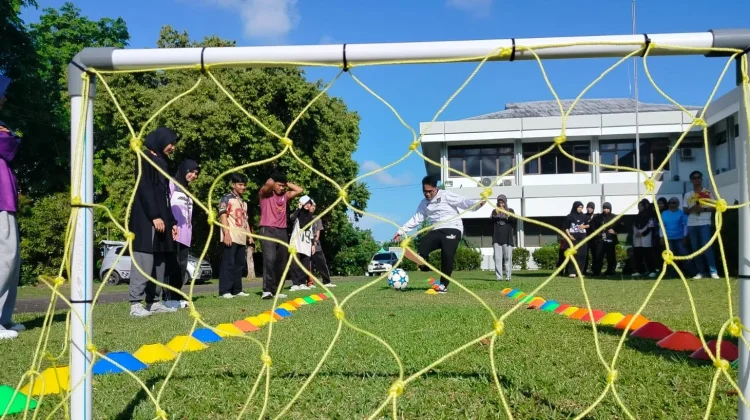 Coaching Clinic Sepak Bola Dinanti Mahasiswa dalam Kegiatan Rumus Bola Gembira