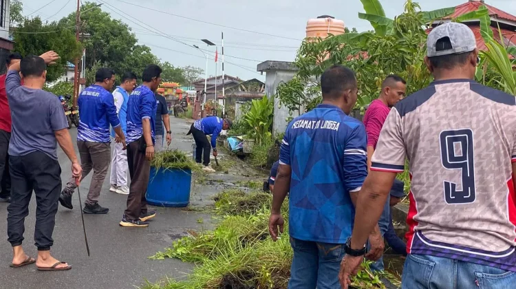 KUA Lingga Bersama Warga Bersihkan Kawasan Kampung China