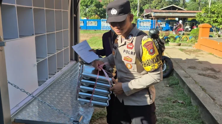 Polsek Daik Lingga Kawal Distribusi Makanan Bergizi Gratis