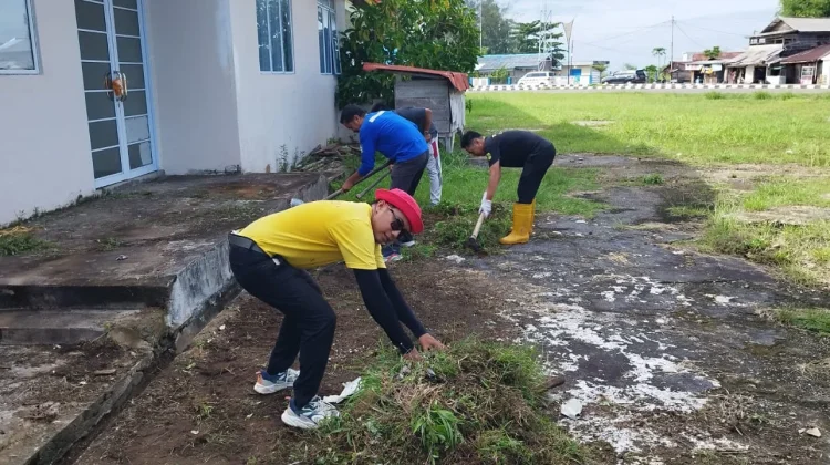 YKI Lingga Gotong Royong Bersihkan Sekretariat Baru Bersama
