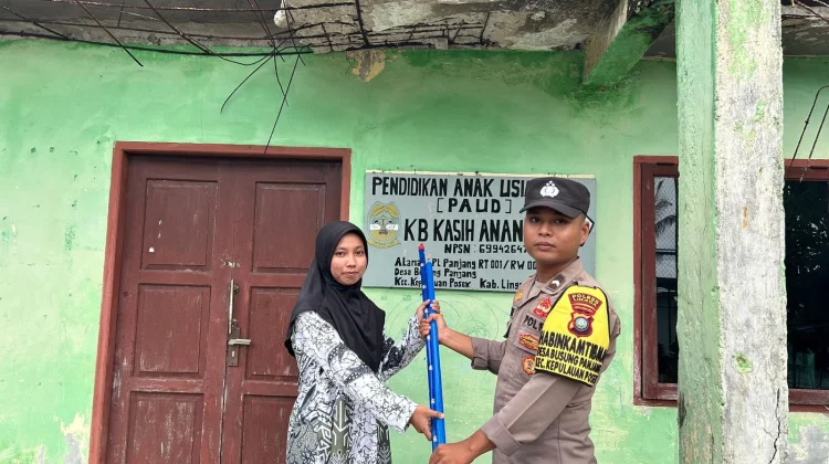 Bhabinkamtibmas Busung Panjang Salurkan Alat Kebersihan untuk Warga