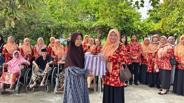 DWP Kemenag Lingga Berbagi ke Lansia di Panti Jompo