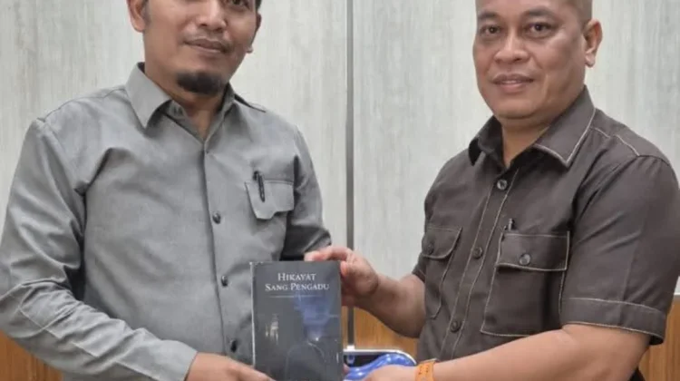Bupati Lingga Terima Buku Karya Putra Daerah Inspiratif