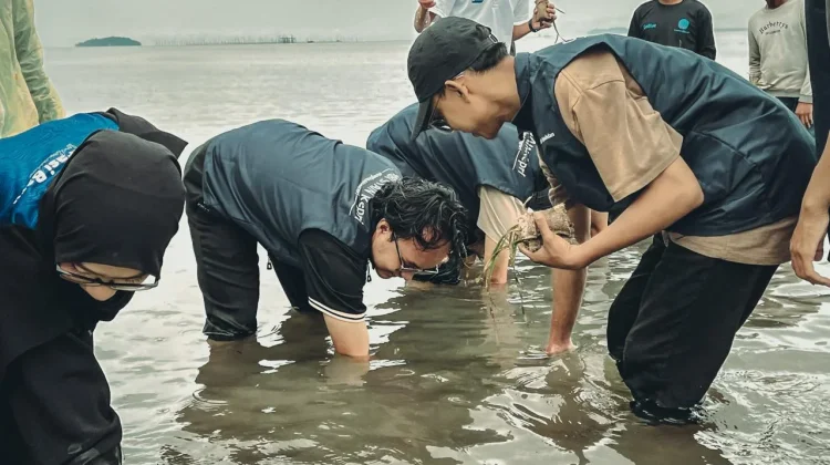 GenBI STAIN SAR Kepri Tanam 500 Lamun di Pantai Nara Bintan
