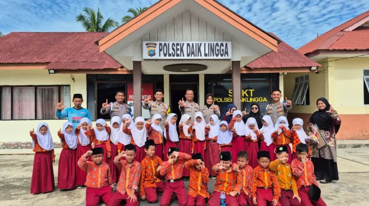 Polsek Daik Lingga Kenalkan Tugas Polisi Kepada Pelajar
