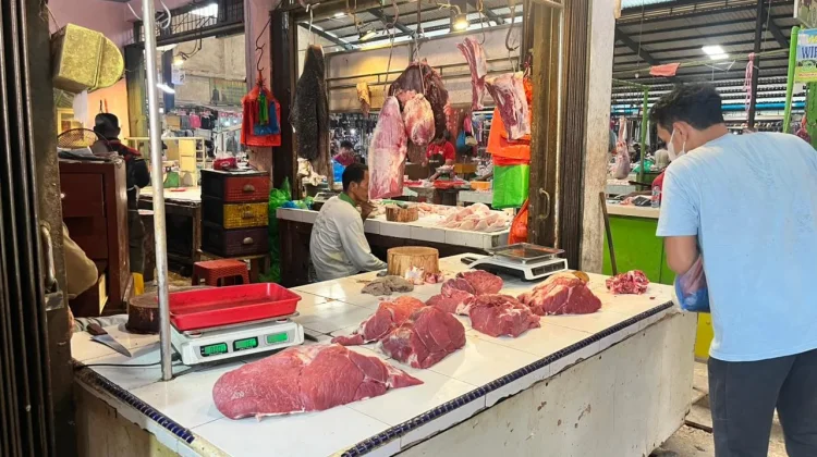 Harga Daging Sapi Pasar Bincen Turun, Pembeli Merasa Bersyukur