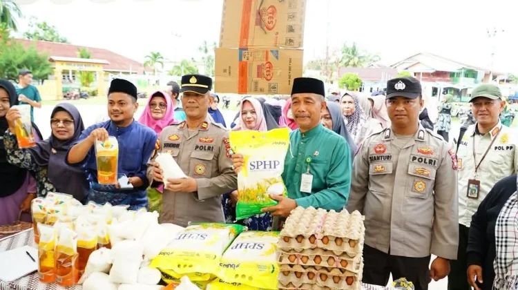 Pemkab Lingga Jual Sembako Murah, Warga Serbu Lapangan Daik