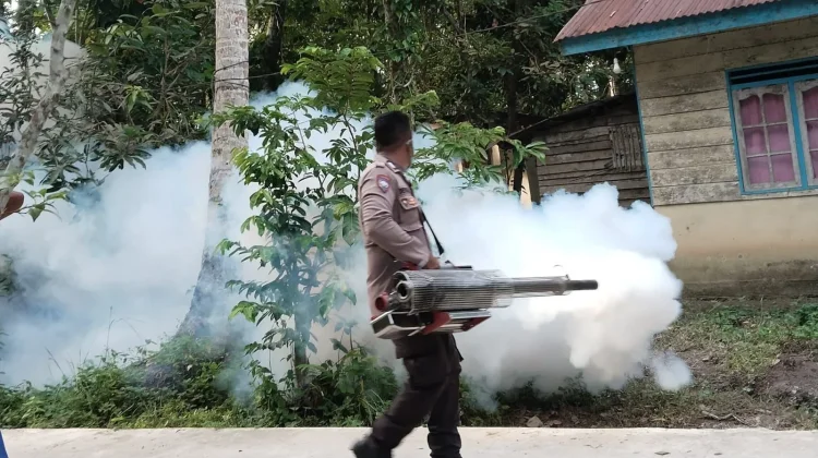 Bhabinkamtibmas Desa Jagoh Bersama Puskesmas Laksanakan Fogging