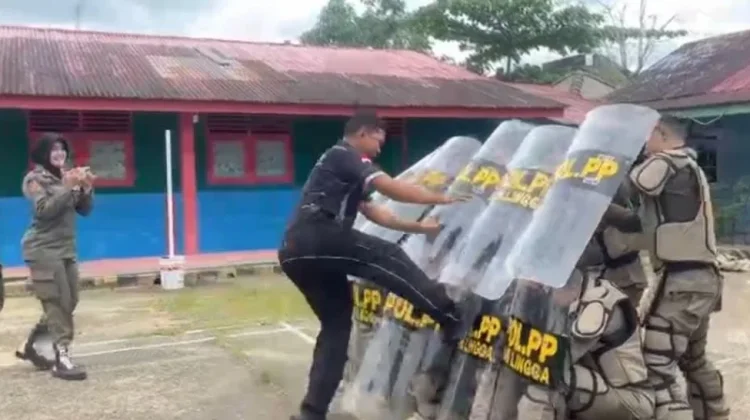 Satpol PP Lingga Asah Ketangkasan lewat Simulasi Dalmas