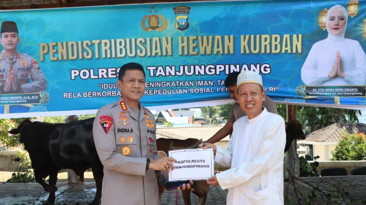 Polresta Tanjungpinang Salurkan Hewan Kurban ke Masjid dan Pondok Pesantren