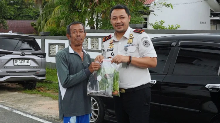 Rudenim Pusat Tanjungpinang Bagikan Hasil Panen ke Masyarakat