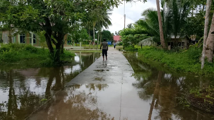 Bhabinkamtibmas Patroli Wilayah Pesisir Antisipasi Bencana Cuaca Ekstrem