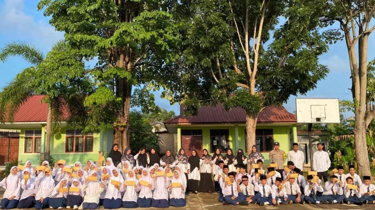 52 Siswa MTs Aqidatunnajin Tuntaskan Perjuangan Tiga Tahun