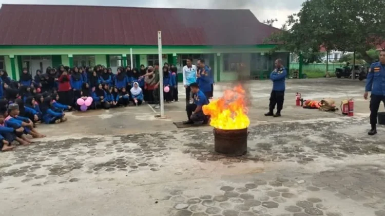 Damkar Lingga Kenalkan Tugas Pemadam Kepada Pelajar MTs