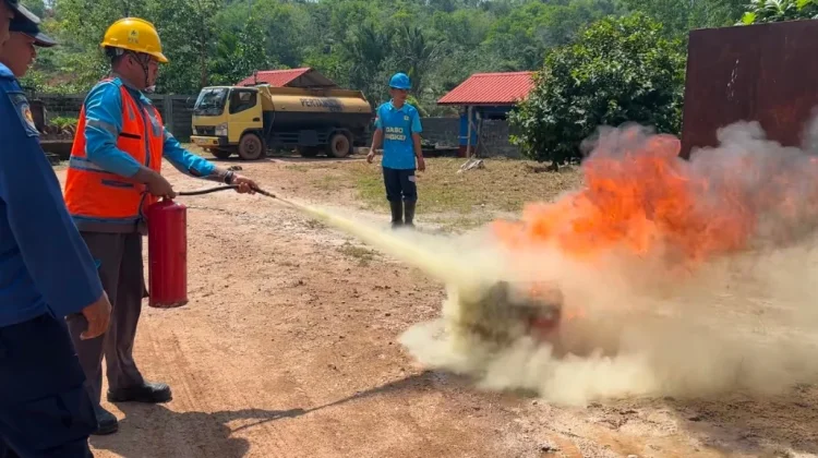 Damkar Lingga Latih Pegawai PLN Hadapi Bahaya Kebakaran