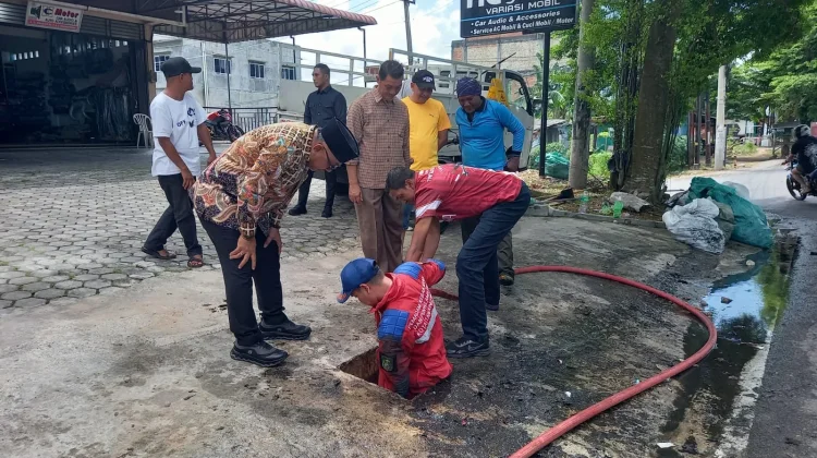 Wali Kota Tanjungpinang Tinjau Drainase Tersumbat, Ancam Potong Kabel Optik