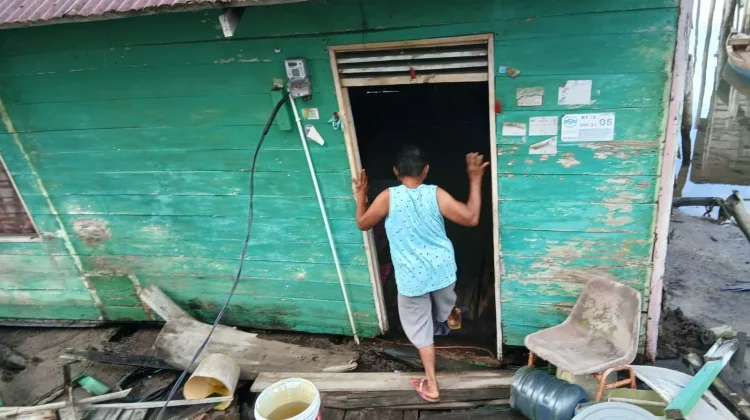 Angin Kencang Robohkan Rumah Lansia di Pesisir Lingga